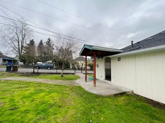 Great Gresham Home On Corner Lot, Fully Fenced! Apartment for rent in Gresham, OR