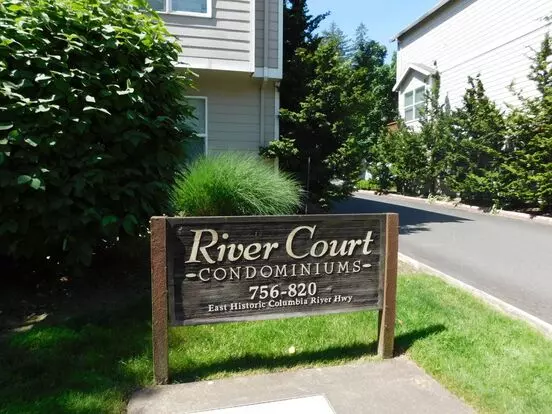 Updated 2 Bed 1.5 Bath Townhome In Peaceful Setting Near Troutdale Village/sandy River! Apartment for rent in Troutdale, OR