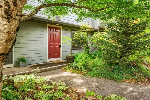 Renovated Two Bedroom Townhouse Near Downtown | Available Early June Apartment for rent in Ashland, OR