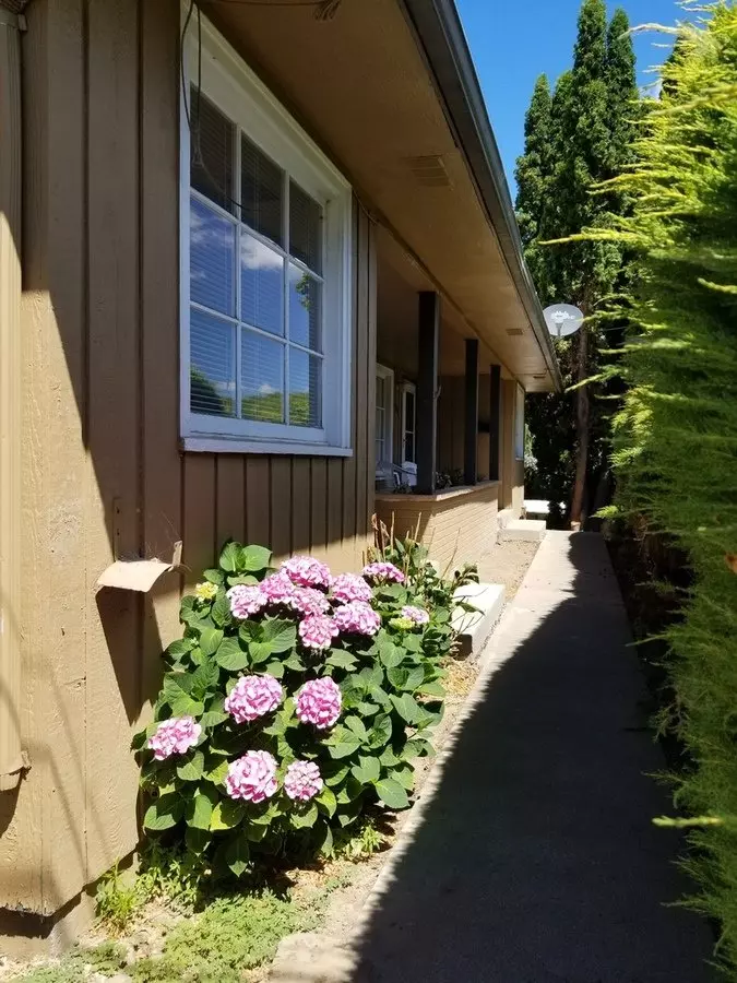 2br Duplex With Carport And Stackable Washer/dryer Included! House for rent in Yakima, WA
