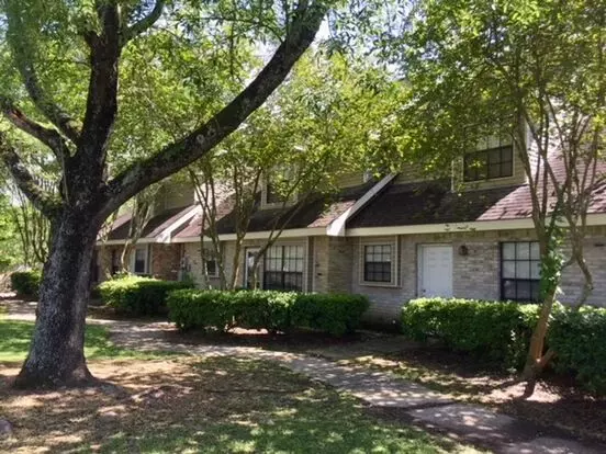 Spacious Townhome With Garage Off Perkins Rd In The Shire Apartment for rent in Baton Rouge, LA