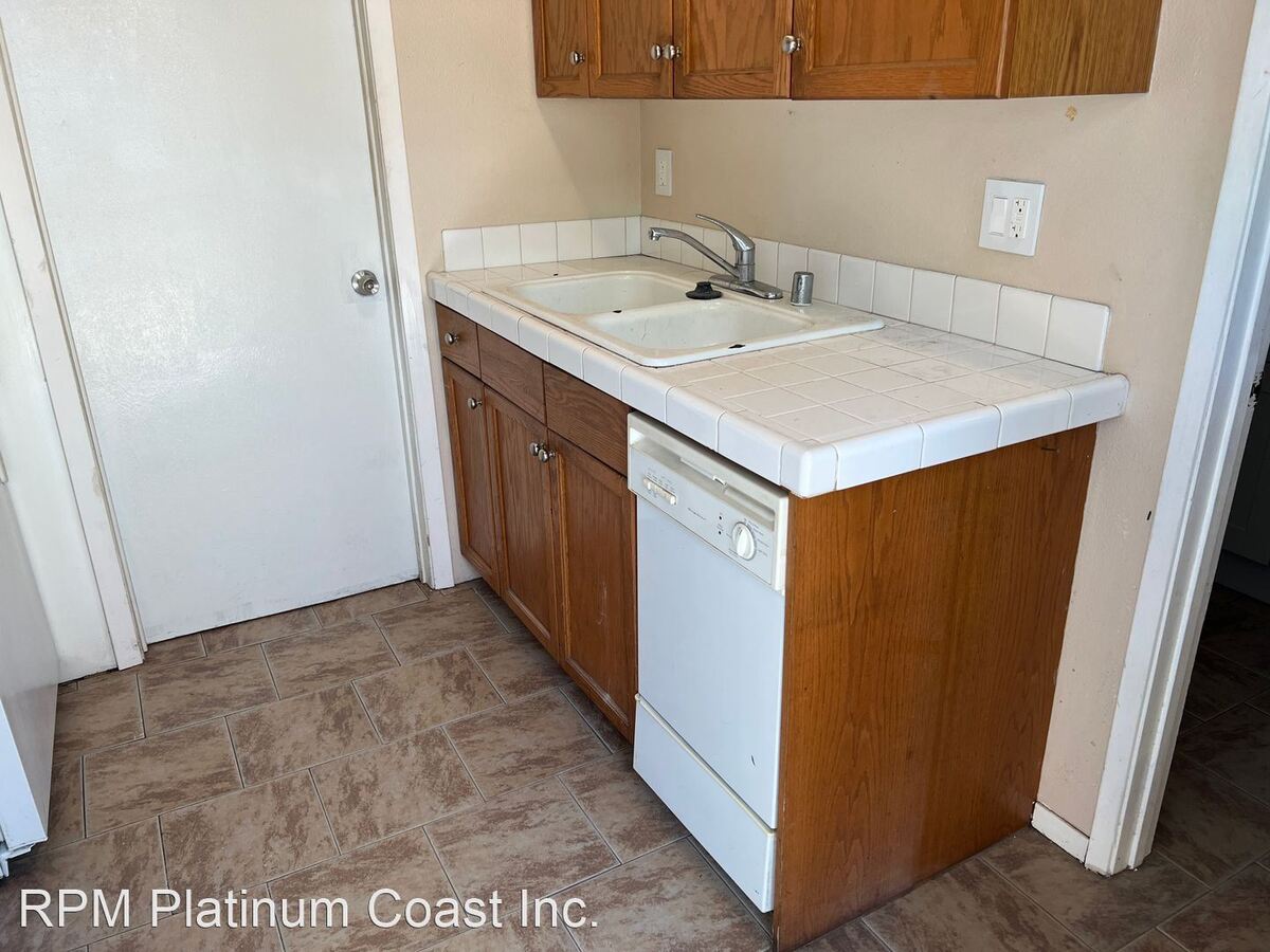 $1,000, Shields & Maroa Ave, 1/1 Apt Back House Apartments Fresno, CA
