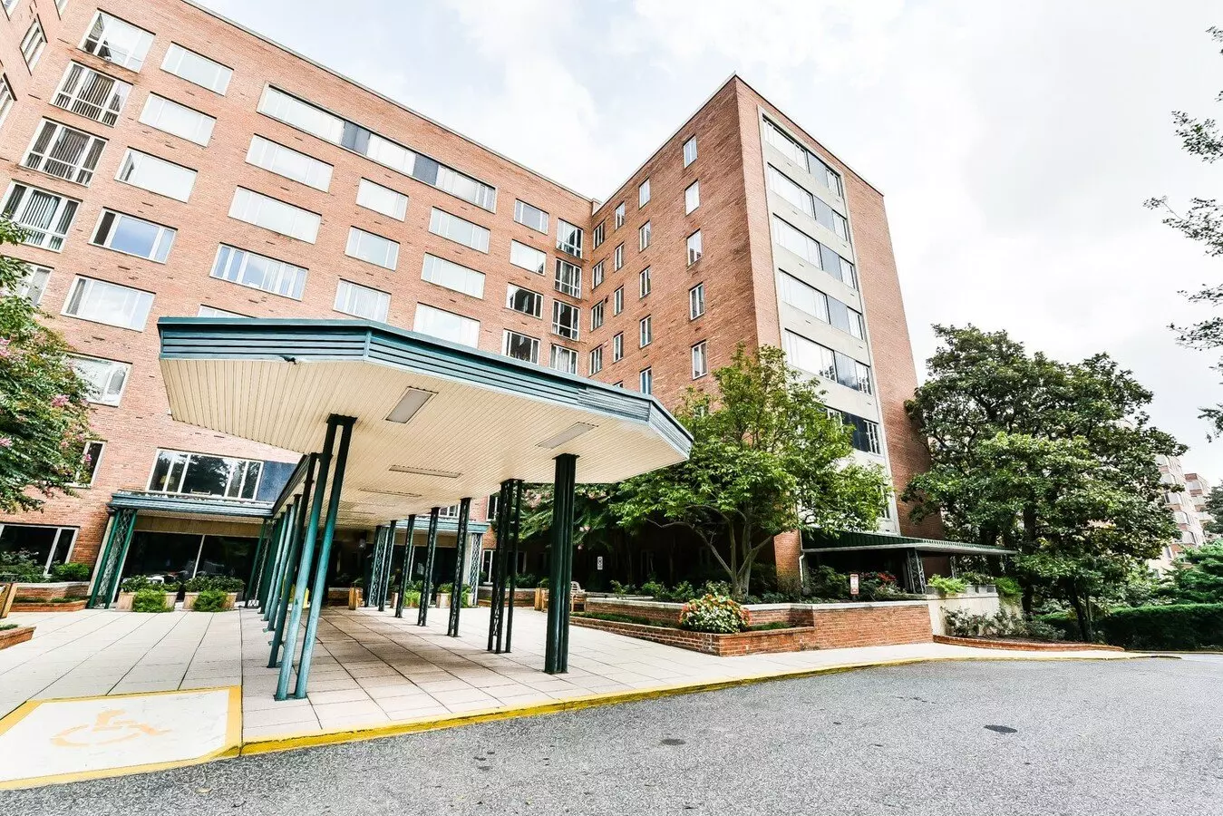 Spacious 2 Bedroom, 2 Bath Condo. Enjoy Beautiful And Breathtaking Views Of The Cathedral From The Roof Deck! Utilities And Parking Included In Rent! Apartment for rent in Washington, DC