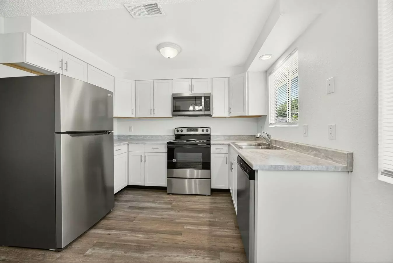 Modern 2-bedroom Duplex With New Kitchen & Flooring In Eagle Point House for rent in Eagle Point, OR