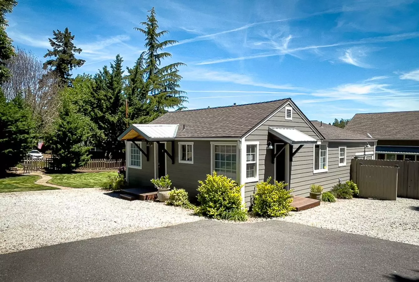 Kelsey's Cottage: Fully Furnished 2 Bd/1ba Jacksonville Cottage, Large Yard! $300 Utility Fee House for rent in Jacksonville, OR
