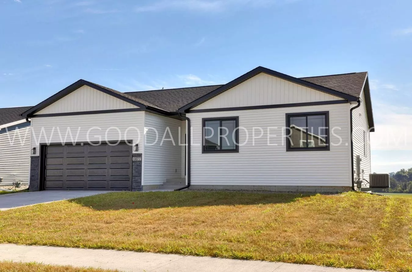 Stunning Ranch-style Home In Altoona Featuring 4 Bedrooms And 3 Bathrooms, With A Finished Walk-out Basement. House for rent in Altoona, IA