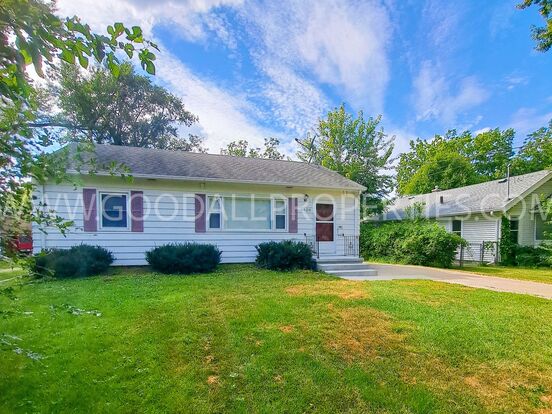 Cozy 3 Bedroom Ranch With A Bonus Rec Room! Apartment for rent in Des Moines, IA Cozy 3 Bedroom Ranch With A Bonus Rec Room! Apartment for rent in Des Moines, IA