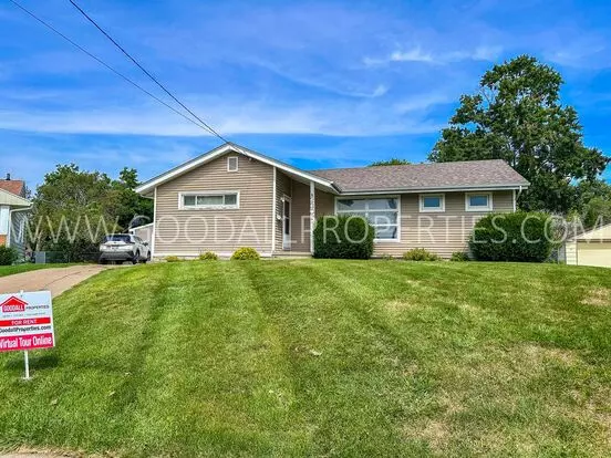 3 Bedroom, 2 Bath On A Cul-de-sac With A 4 Car Tandem Garage ! Apartment for rent in West Des Moines, IA