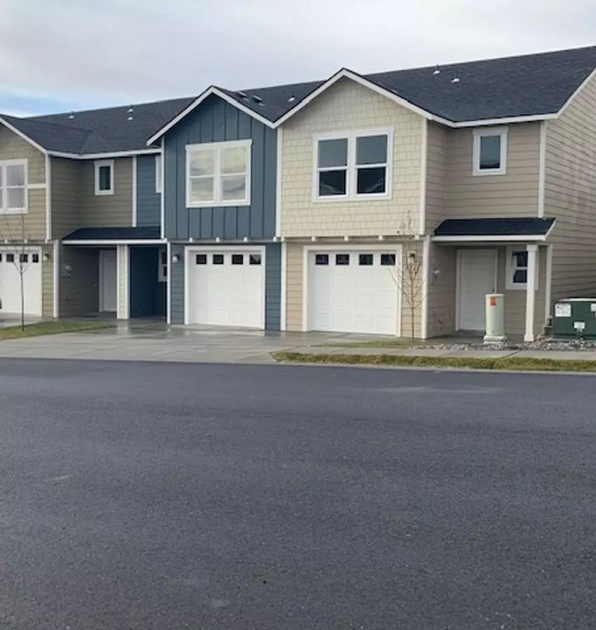Whether You Just Want The Extra Room Or Need It For Your Family, Our Townhomes Are Calling!! House for rent in Hermiston, OR
