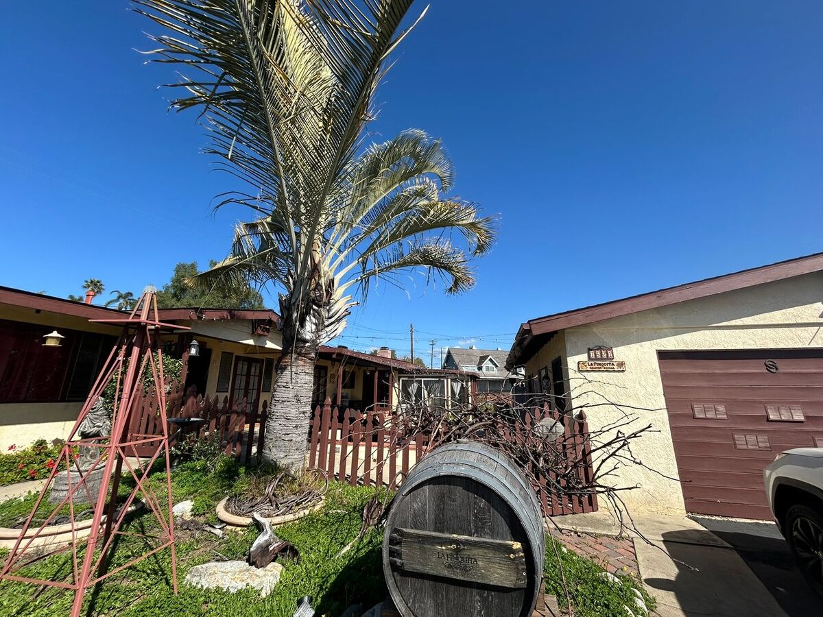 Cozy 2-bedroom Duplex With Fireplace & Sunroom... Apartments Vista, CA