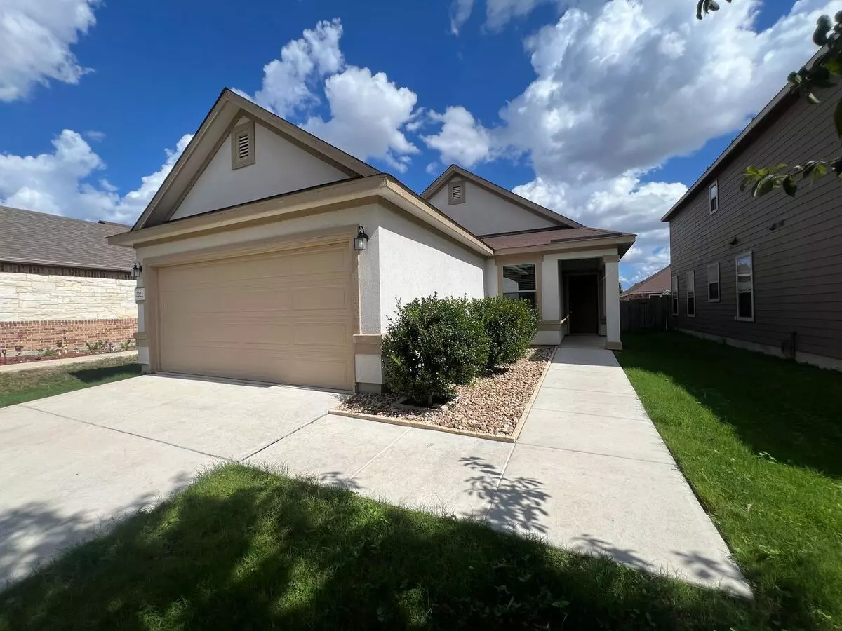 4/2 In West Village At Creekside / Fridge Included / Fenced In Yard / Community Pool & Playground / Cisd *2 Weeks Free Rent Off The First Full Month* House for rent in New Braunfels, TX