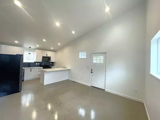 Brand New - 2 Bedroom, Ac, Full Kitchen, Laundry Hookup Apartment for rent in Portland, OR
