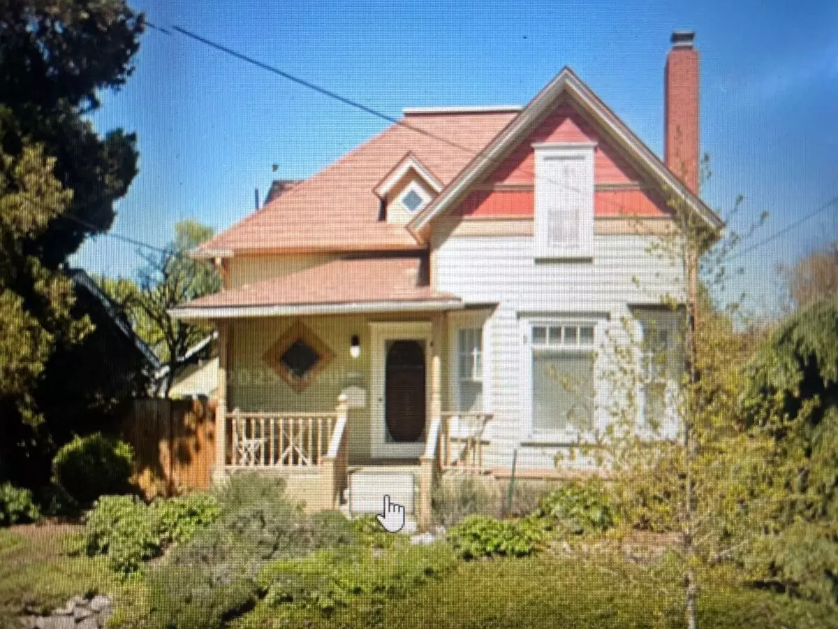 Stunning 3 Bedroom/ 2 Bath Victorian 2 Story Home With Basement, Laundry, Yard And Parking! House for rent in Portland, OR