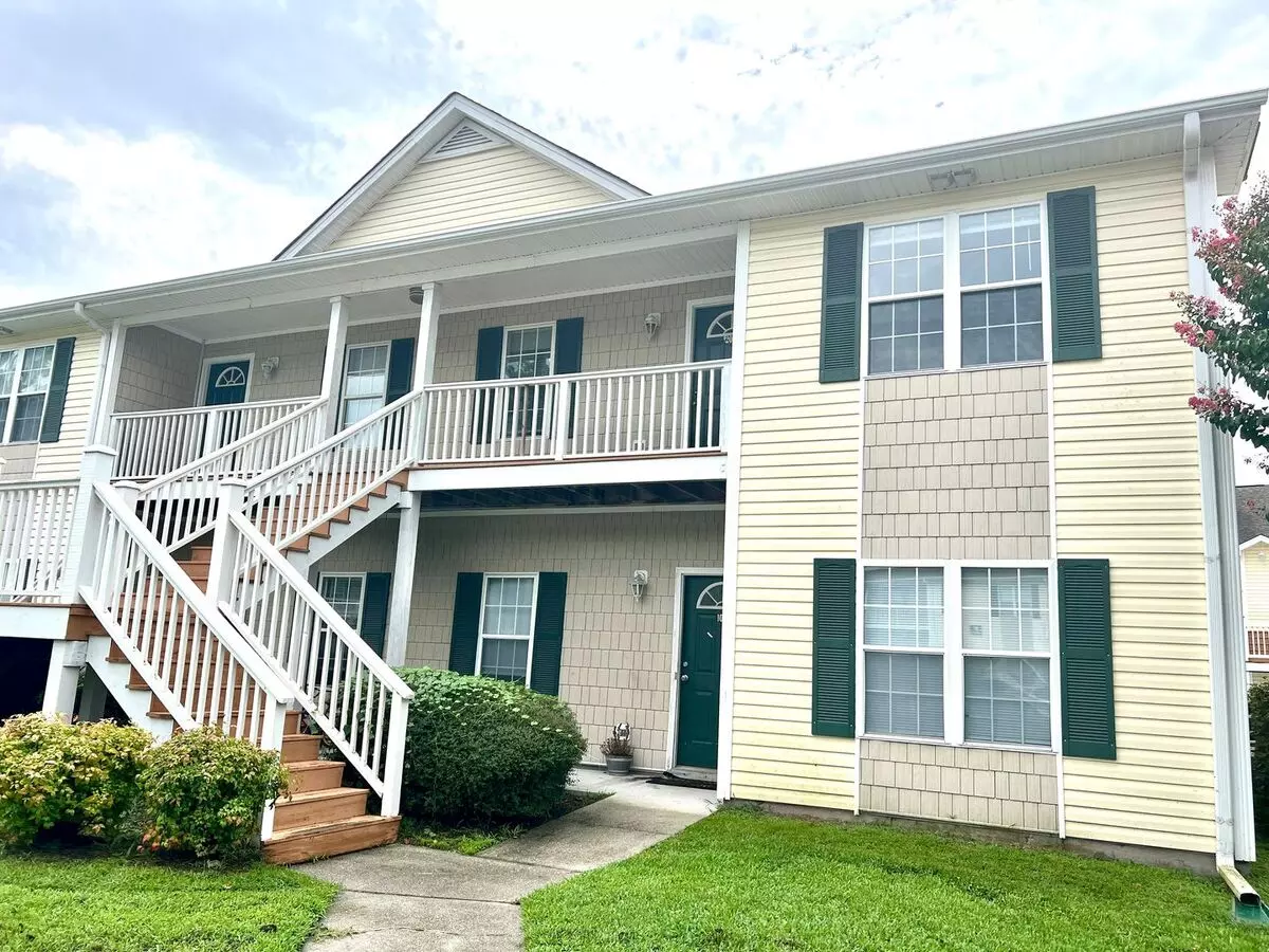 Updated Holten Place, Top Floor, Two Bedroom Condo, Close To Uncw And Has A Pool! Lvp Floors! House for rent in Wilmington, NC