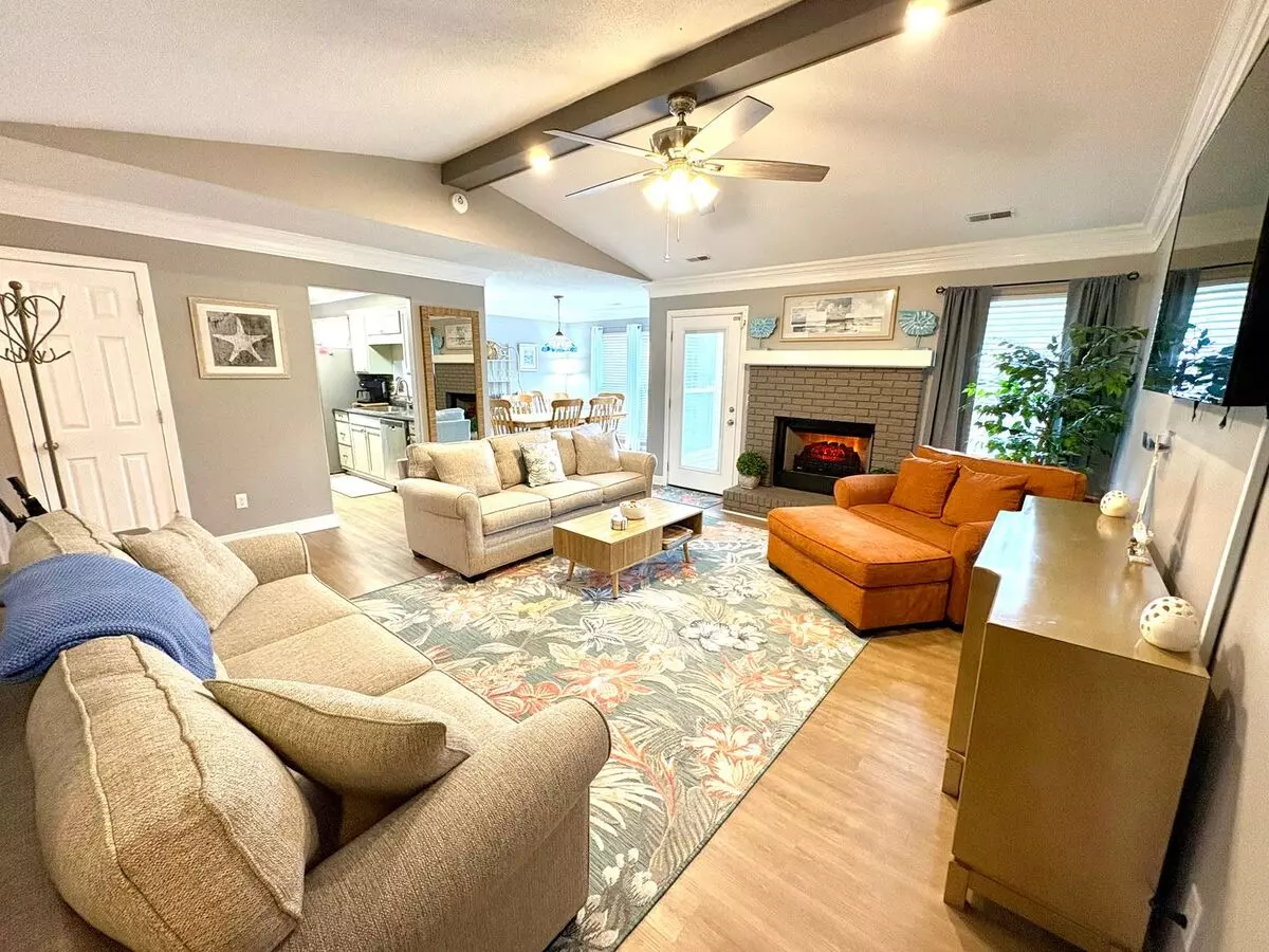 Eagle Nest Community 3br/2ba 1 Garage/ Pool/ Fire Place/large Fenced Yard/ Popular Schools/28409 Zip Code House for rent in Wilmington, NC