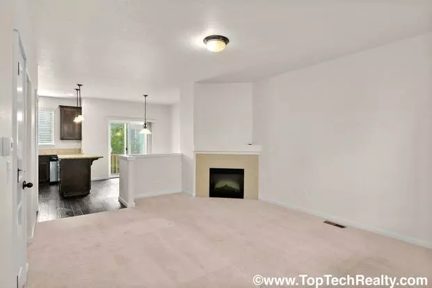 Charming 3 Bd* 2.5 Ba* Townhome! Excellent Location- Hardwood Floors, A/c, Open Floor Plan! Apartment for rent in Beaverton, OR
