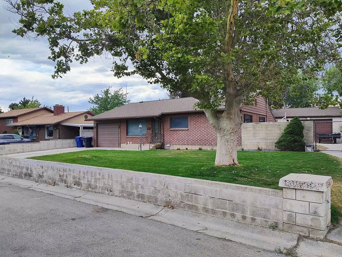 3 Bd 2 Bath Over 2500 Sq Ft In Sandy House for rent in Sandy, UT