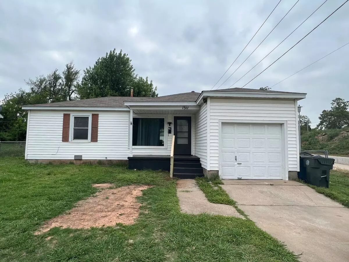 2 Bed 1 Bath Available Just In Time For The New School Year! Huge Yard And Shop! House for rent in Midwest City, OK