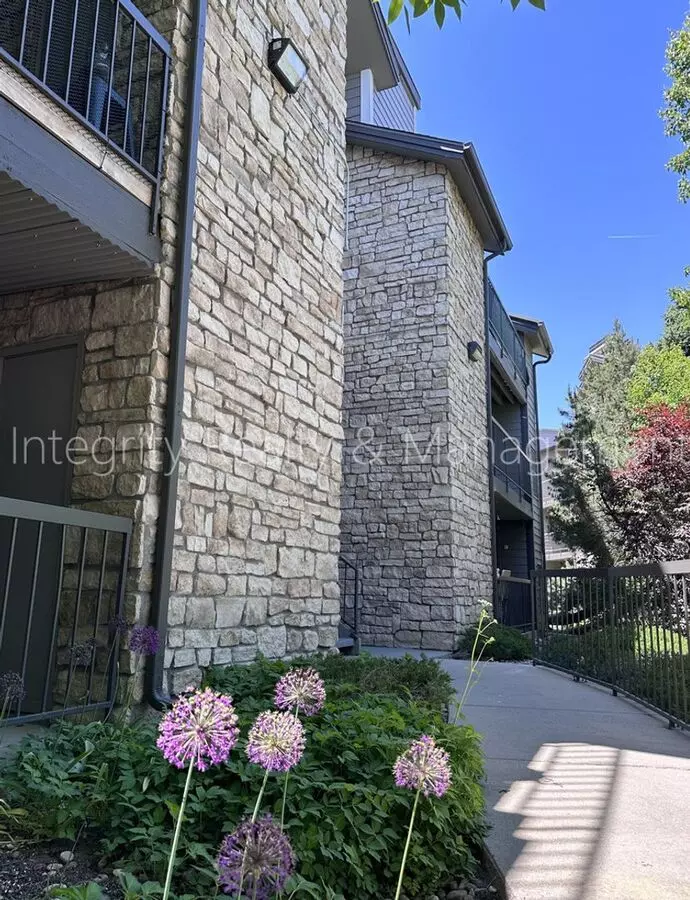 2 Bed/1 Bath, 725 Sqft - 2575 S Syracuse Way #m204 Denver, Co 80231 Apartment for rent in Denver, CO