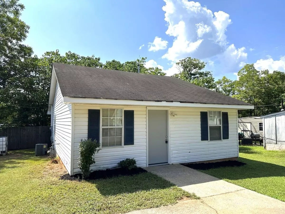 Great Location, Close To Everything, Private Setting, Large Rooms, Tile Floors, Huge Kitchen, Must See! House for rent in Newnan, GA