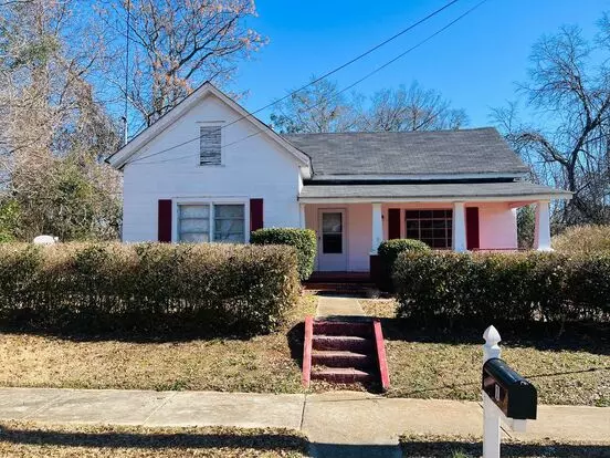Move In Special! Welcome Home! Great Location! 3 Bed, 1 Bath, Large Kitchen, Parking For 2, Lots Of Green Space, W/d Hookups, Must See! Apartment for rent in Lagrange, GA