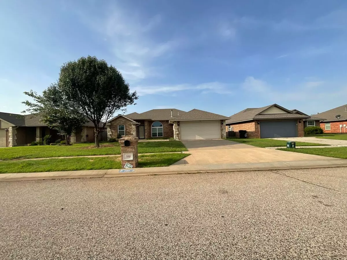 4 Bed, 2 Bath, 2 Car Garage, 12-14 Person Storm Shelter House for rent in Moore, OK