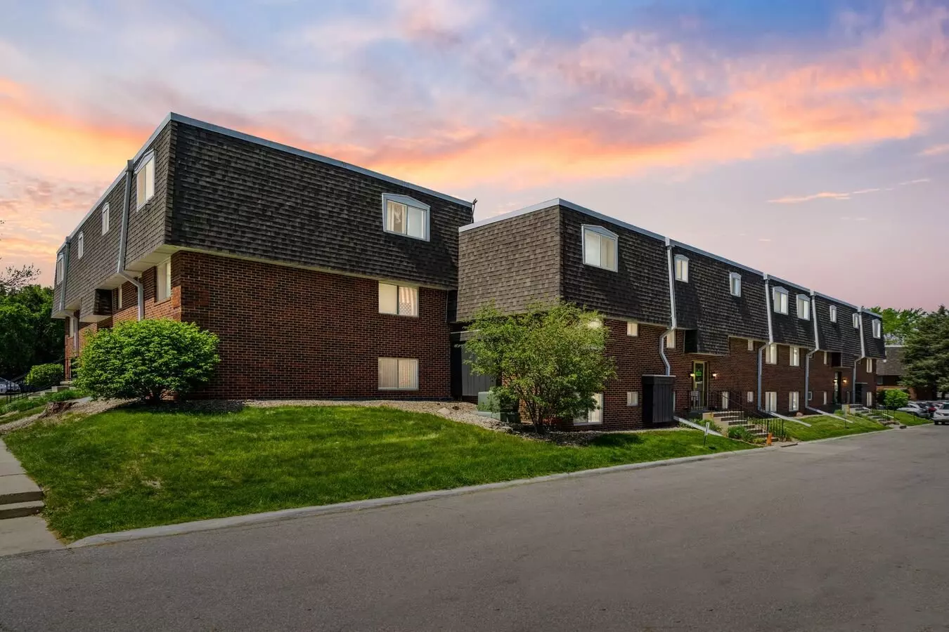 Pool. Gym. Prime Location. Welcome To Lantern Square Condominiums Apartment for rent in Waterloo, IA