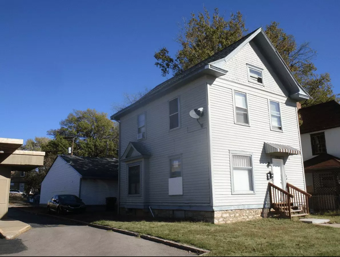 1/2 Off Sec Dep And First Full Month's Rent! Charming 1+-bedroom Loft Apartment In The Heart Of It All! House for rent in Topeka, KS