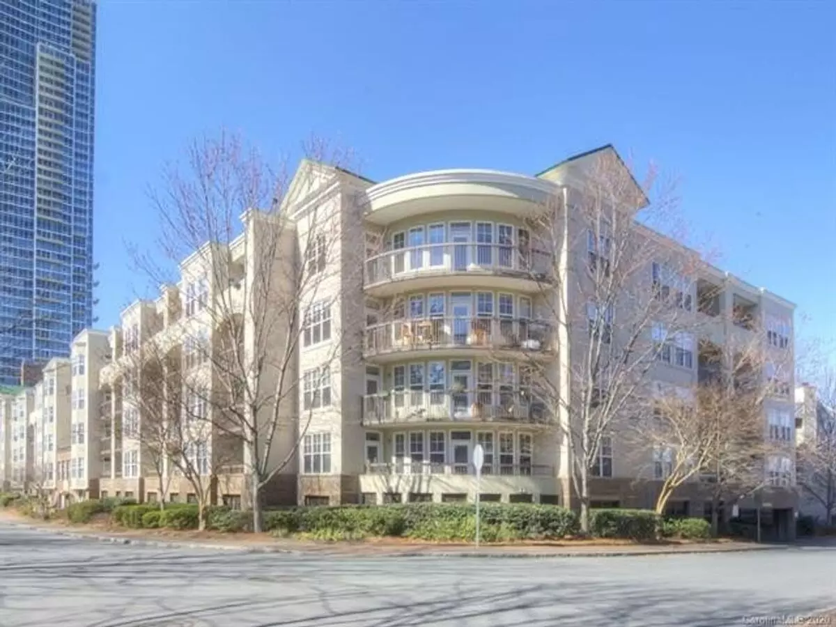Beautiful Top Floor Condo With Large Patio Overlooking 4th Ward Park With Stunning Views Of Uptown And The Park! Apartment for rent in Charlotte, NC