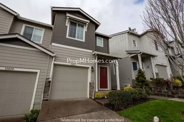 Beautiful Three Bedroom Townhome In Happy Valley - End Unit! Apartment for rent in Happy Valley, OR