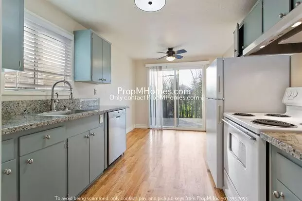 Light + Bright 2 Bedroom Duplex In Sw Portland! Apartment for rent in Portland, OR