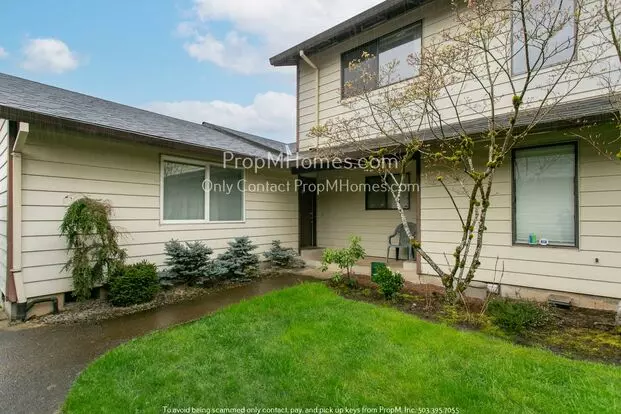Spacious And Cozy Two-bedroom In Gresham - Yard + Garage! Apartment for rent in Gresham, OR