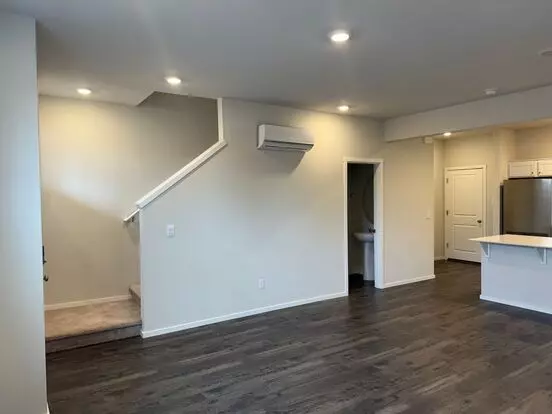Goregous 2 Bedroom Townhome With 2 Car Garage, Ac, Open Layout & More! Apartment for rent in Vancouver, WA