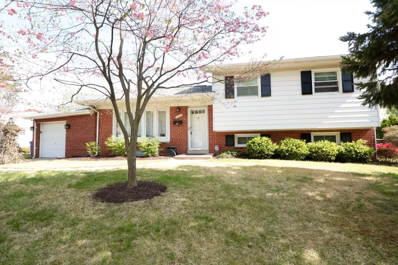 Spectacular 4 Bedroom, 3.5 Sfh - Fenced Yard & Garage! House for rent in Silver Spring, MD