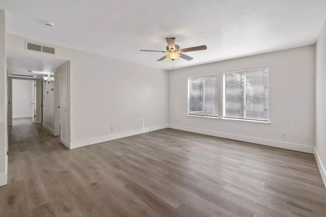 Upstairs Unit!! Under New Management!! Under New Owner! Apartment for rent in Visalia, CA