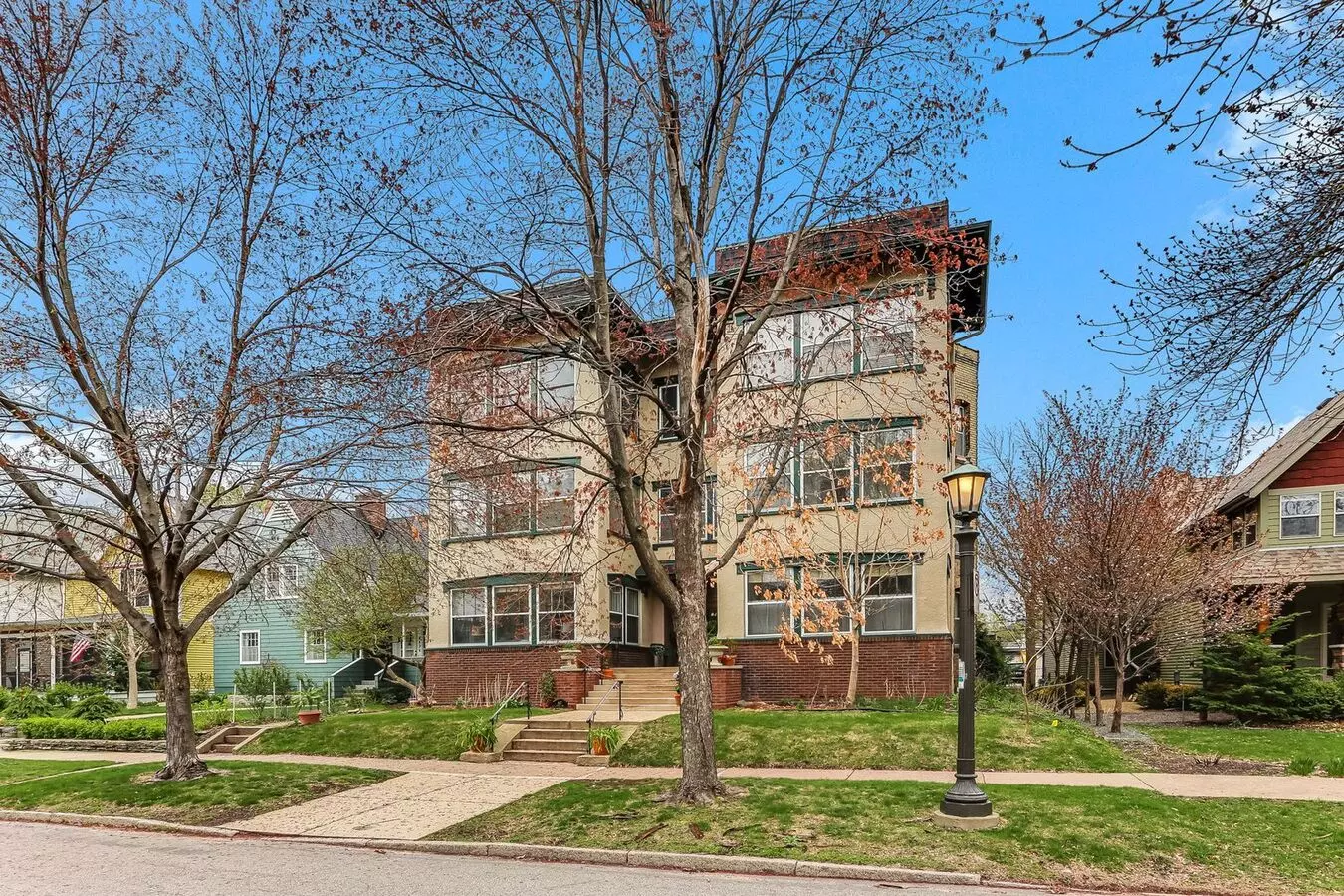 Stunning Oversized 2 Bed/2bath Condo In Crocus Hill. House for rent in St Paul, MN