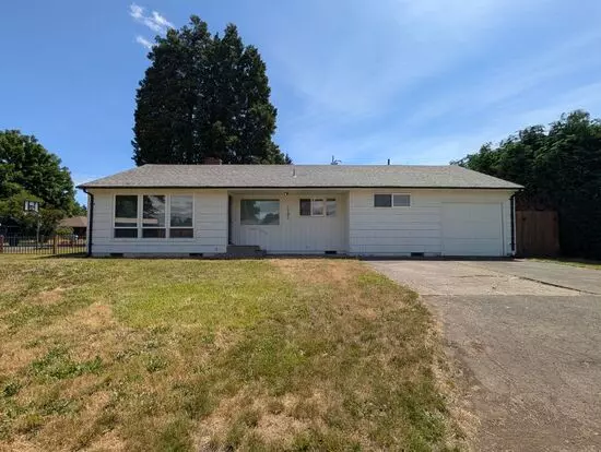Nice 3 Bed/1 Bath With Large Backyard And Patio! Apartment for rent in Eugene, OR