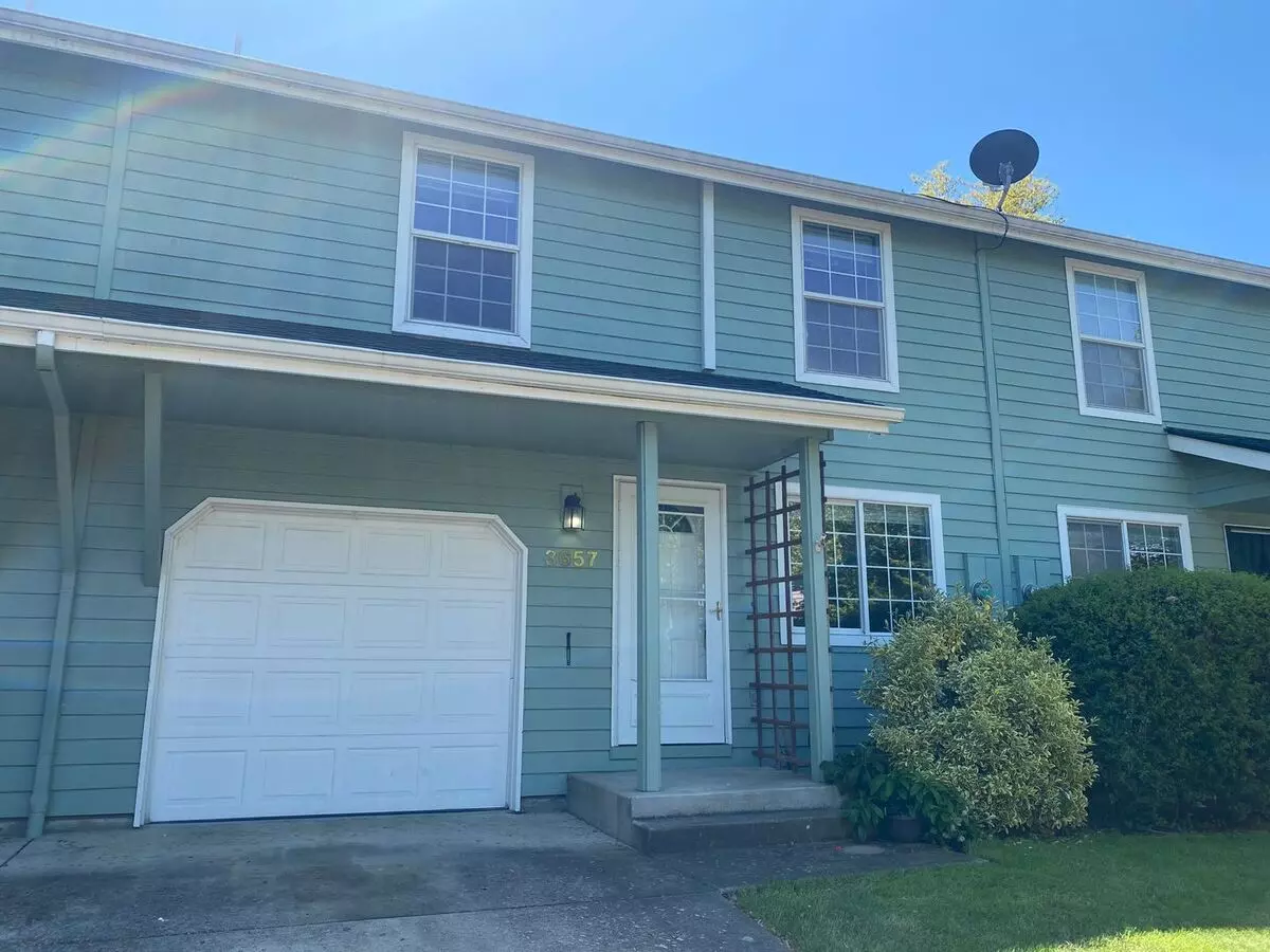 Spacious 3-bedroom, 2.5-bath Townhouse Near Churchill In Eugene! House for rent in Eugene, OR
