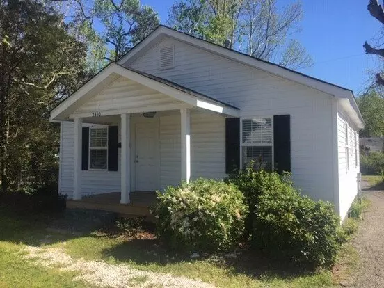 Wrightsville Ave - Charming Cottage Style Bungalow Minutes To Empie Park, Independence Blvd And Forest Hills Area Apartment for rent in Wilmington, NC