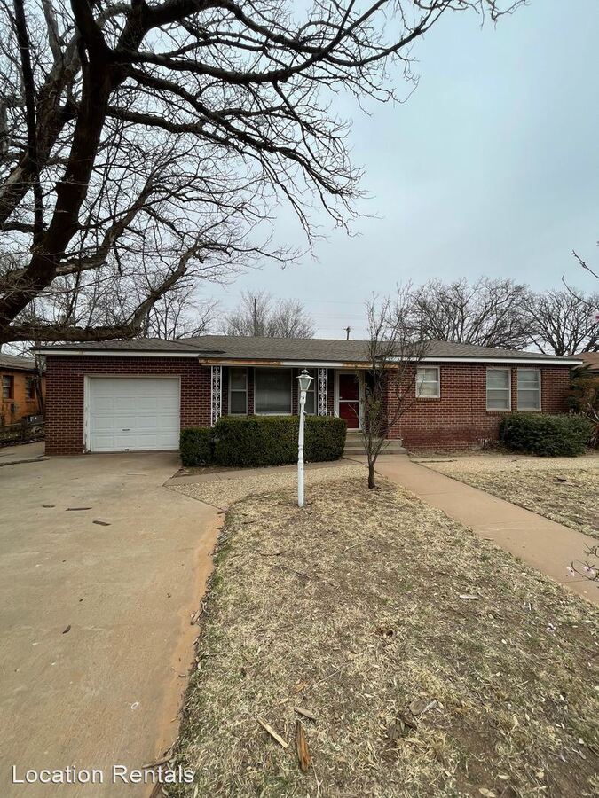 Spacious Home With Sunroom Located Within... Apartments Lubbock, TX