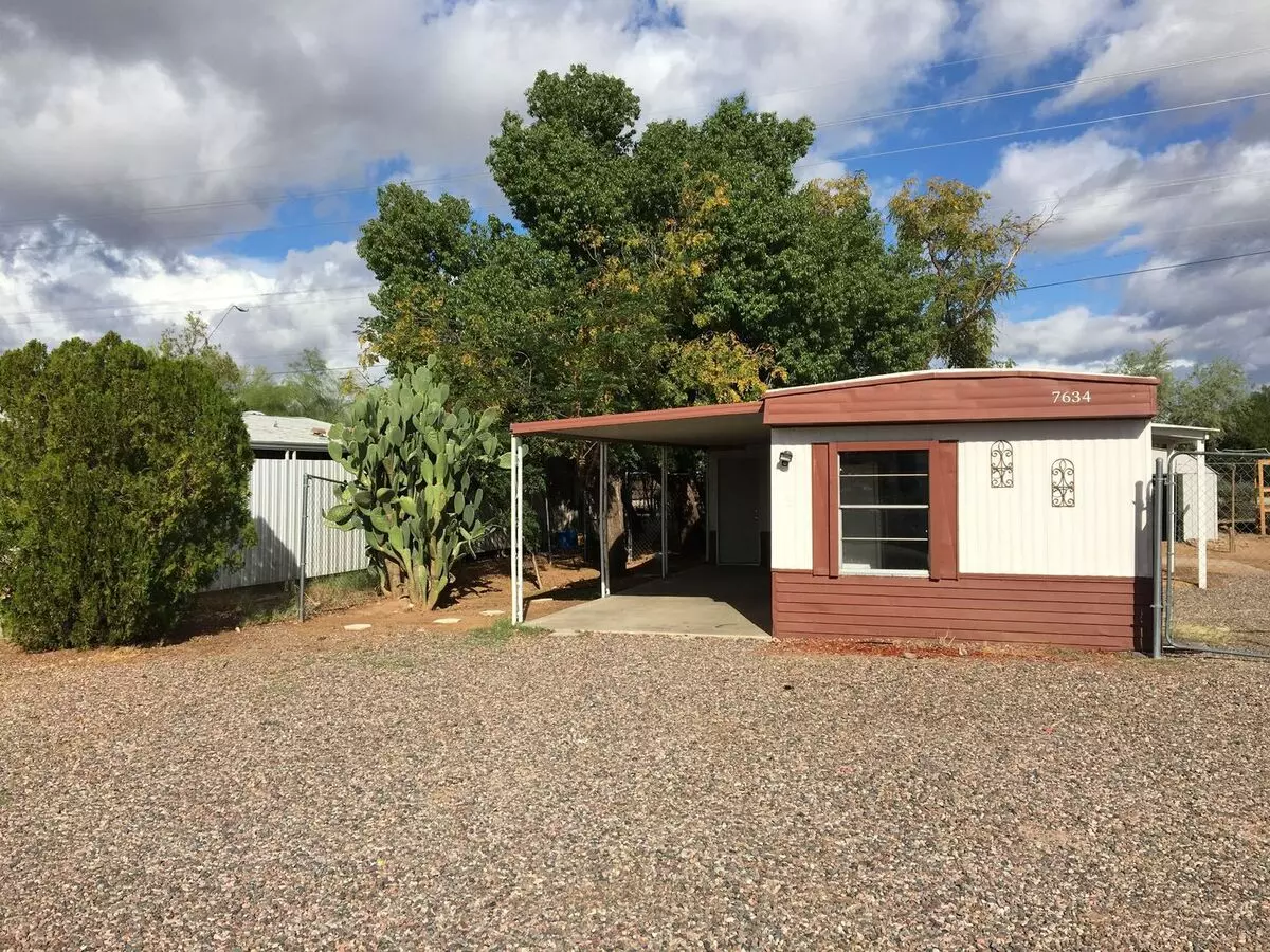 Location, Location! Nice Home Located Near 60 & 202. House for rent in Mesa, AZ