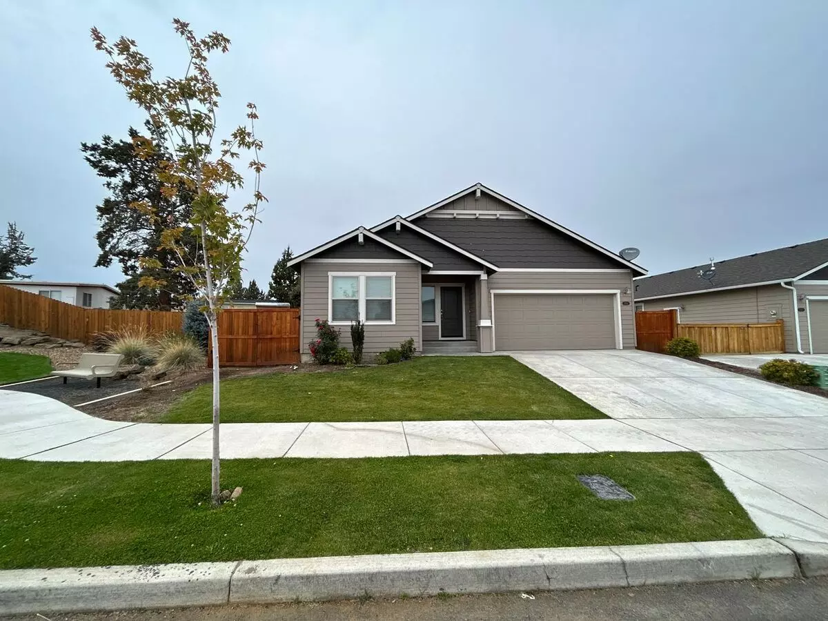 Beautiful 3 Bedroom / 2 Bathroom Home In Sw Redmond House for rent in Redmond, OR