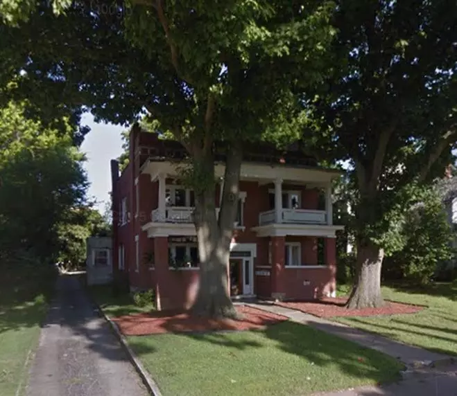 Rent This Amazing Apartment Walking Distance To Downtown Springfield And Msu! House for rent in Springfield, MO