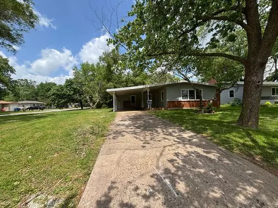 Beautiful 3 Bedroom Home In The Kickapoo School District Apartment for rent in Springfield, MO Beautiful 3 Bedroom Home In The Kickapoo School District Apartment for rent in Springfield, MO