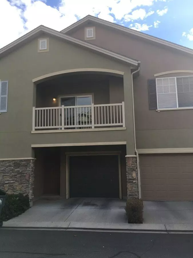 Townhome With Plenty Of Storage Space And Vaulted Ceilings House for rent in Pleasant Grove, UT