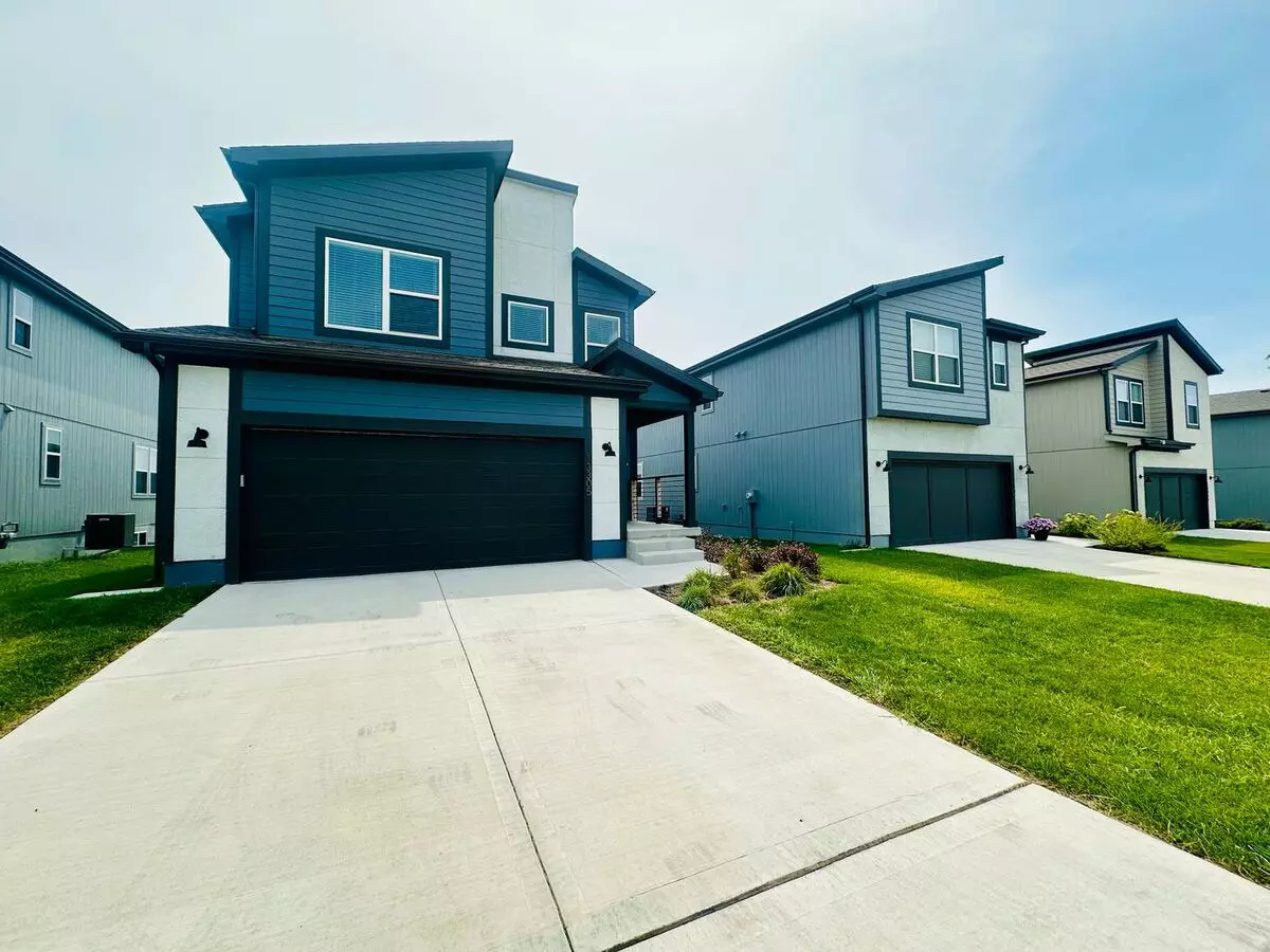 {13305} Less Than 2 Year Old 1.5 Story In Beautiful Southpointe + Main Floor Primary Bedroom +finished Basement + Fenced Yard House for rent in Overland Park, KS
