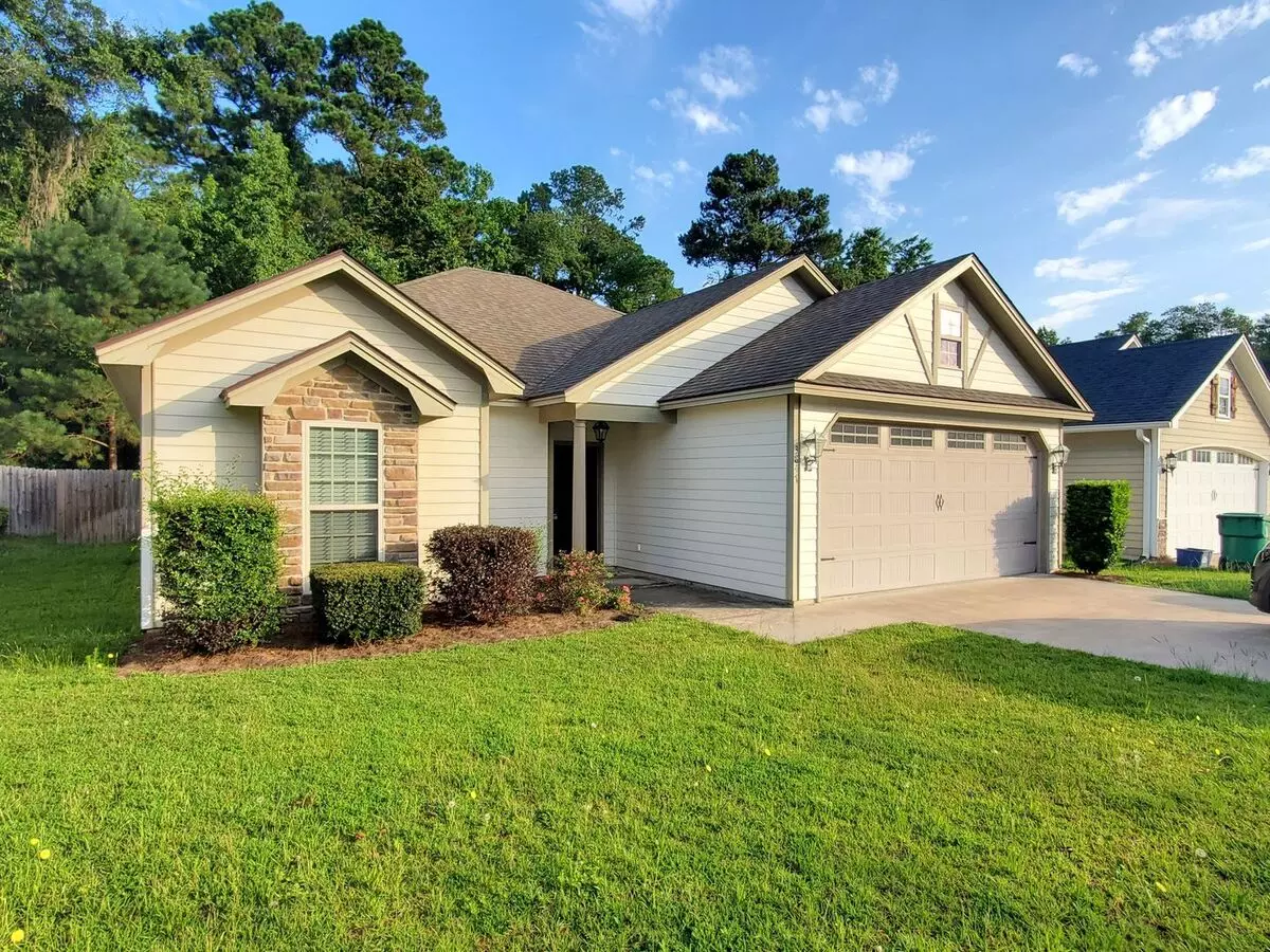 Modern Elegance In The Vineyards: 3-bedroom Home With Granite Countertops, Wood Floors, And Privacy Fenc House for rent in Valdosta, GA