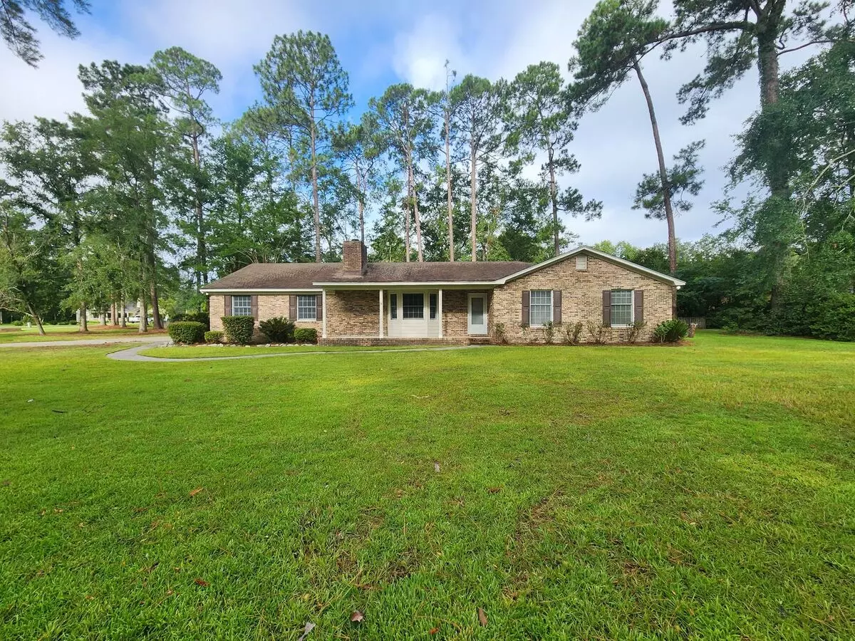 Spacious Brick Home On 1.18 Acres With Sunroom, Open Layout & Fenced Yard In Hahira House for rent in Hahira, GA