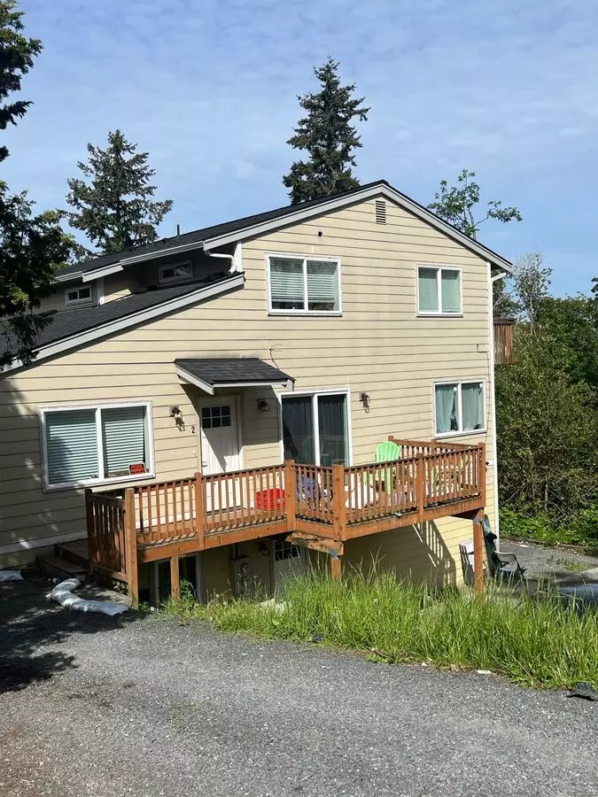2 of 4 1611 Lakeway Apartment for rent in Bellingham, WA