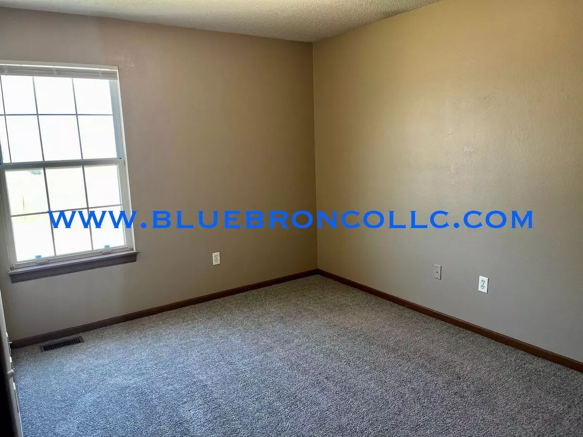 615 Willow Ln Apartment for rent in Peculiar, MO